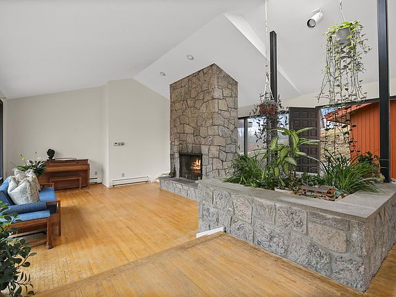 822 Sleepy Hollow Rd-large-023-021-020-1500x1000-72dpi.jpg