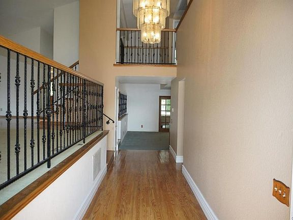 4th image of 4712 Emerald Ave