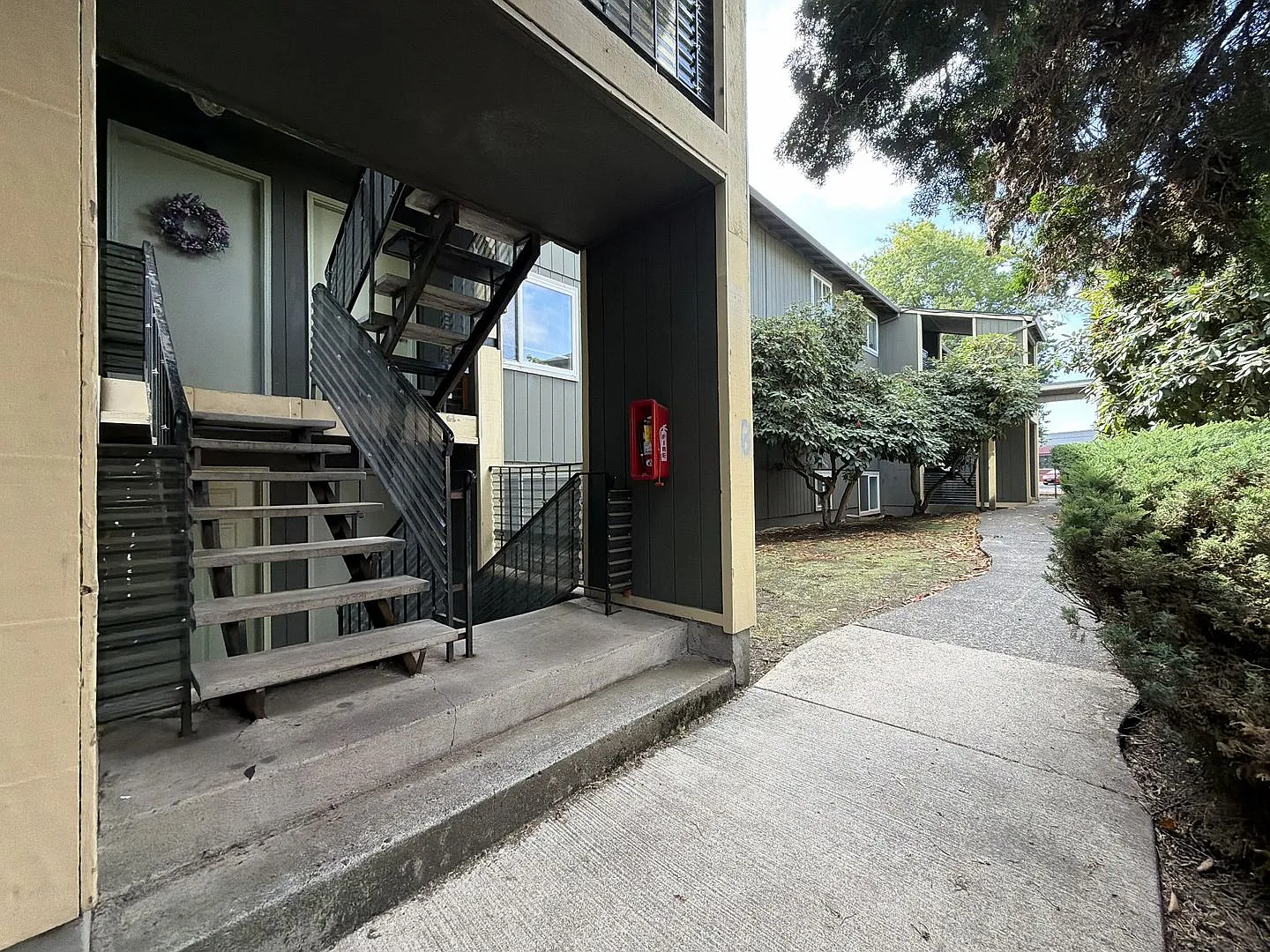 Spacious 2 Bedroom Apartment in Multnomah Village! — Photo 3