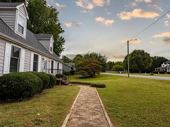 5th image of 618 Forest Ln