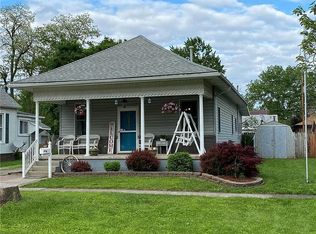 916 S 16th St, Mattoon, IL 61938