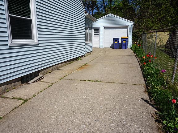 2nd image of 826 Powers Ave NW