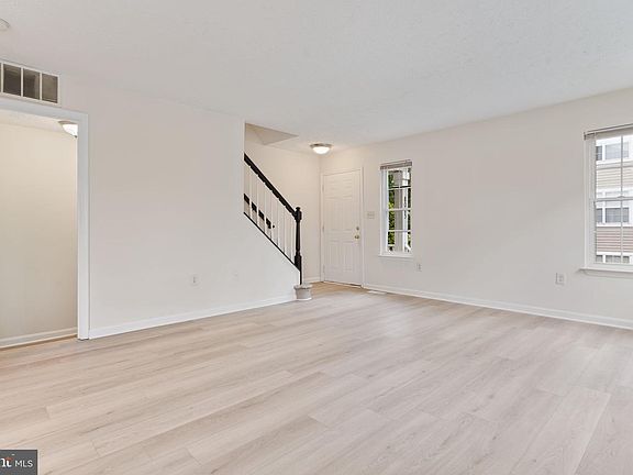 5th image of 8025 Lantern Ct #118