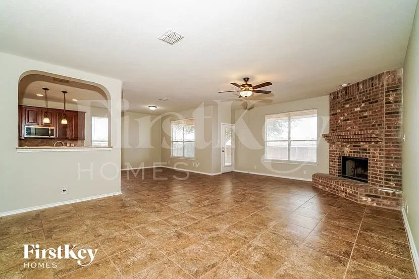 3 bed, 2.5 bath, 2427 sqft, $2,065 — Photo 3