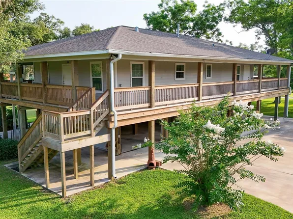 915 Live Oak Dr, Jones Creek, TX 77541