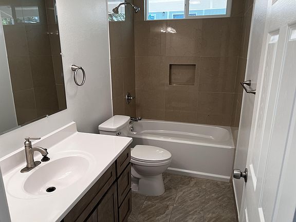 2nd image of 15-2805 Mano St