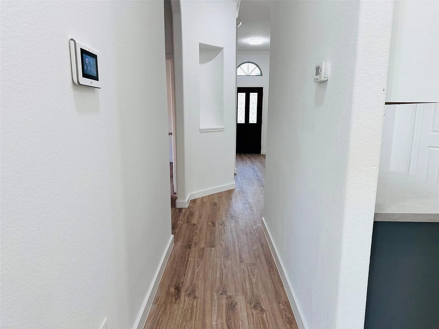 3 bed, 2.0 bath, 1884 sqft, $2,400 — Photo 4