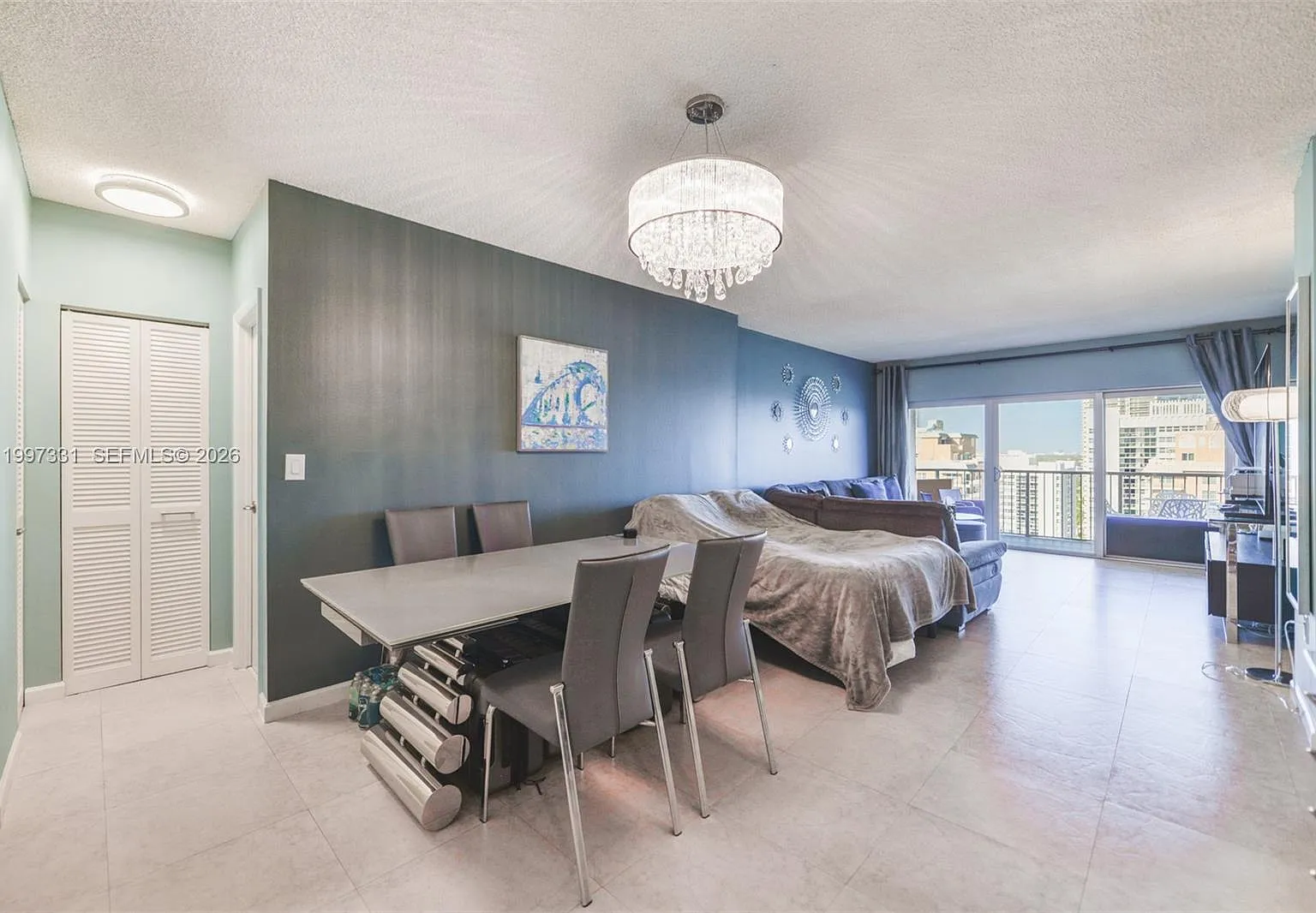 Hemispheres Condo — Photo 4
