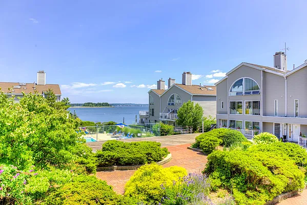 Sold by Century 21 Marciano | media 34