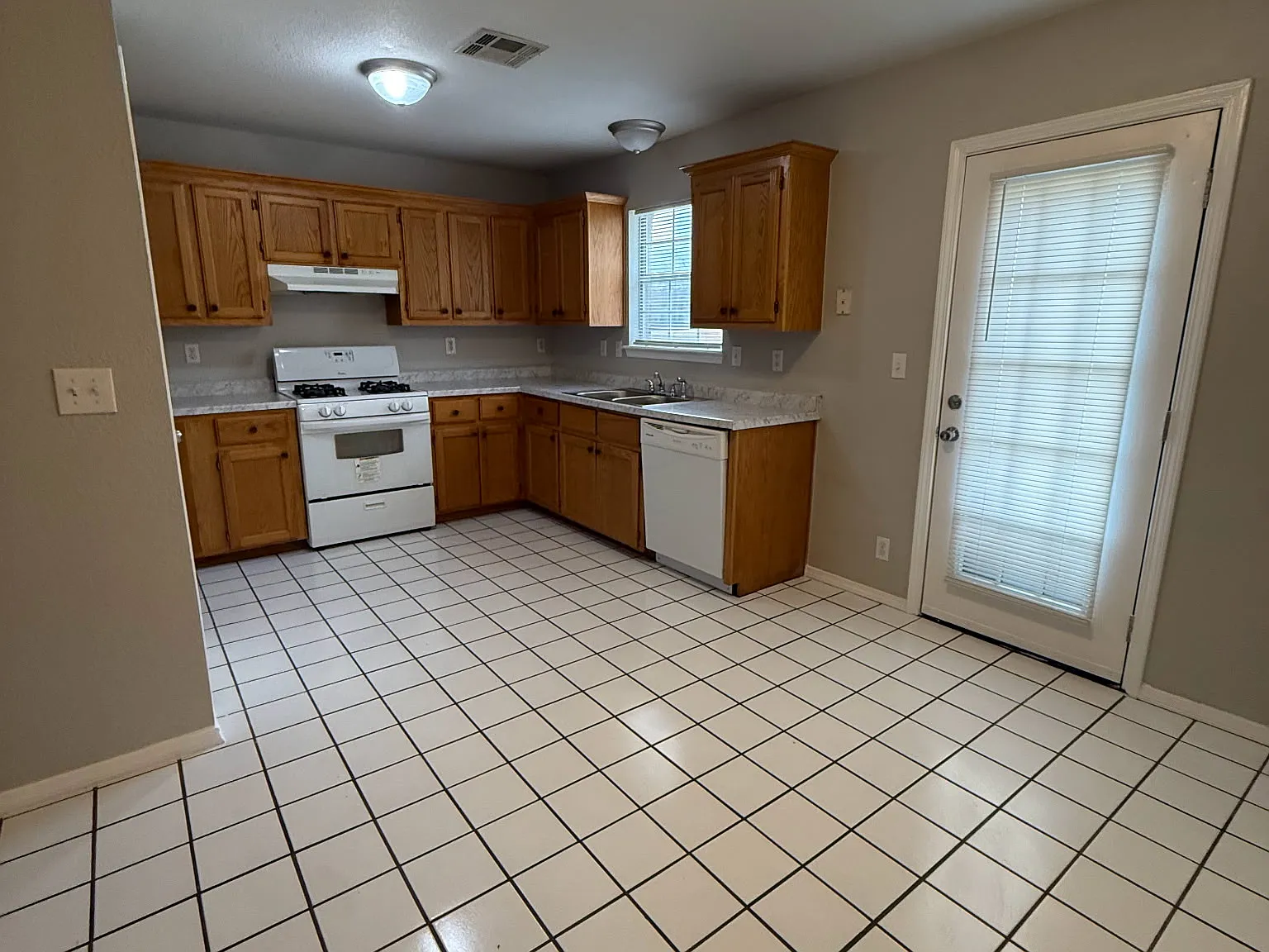 3 bed, 1340 sqft, $1,600 — Photo 4
