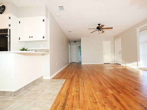 4th image of 695 NW Holiday Dr