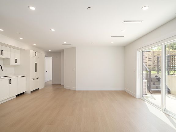 3rd image of 4832 Duchess St