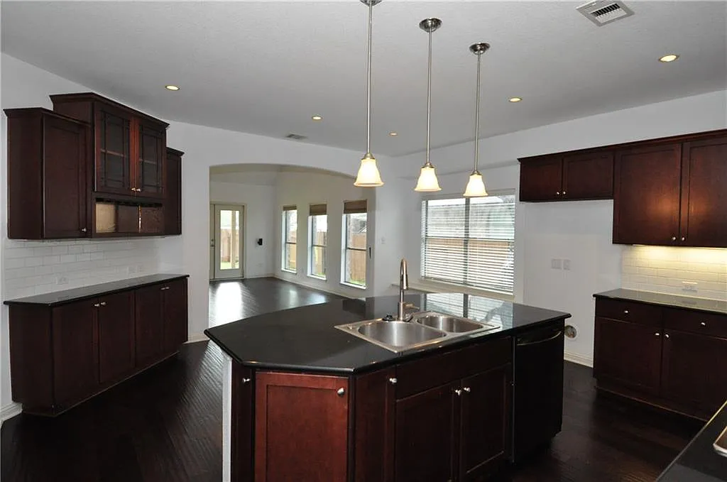 4 bed, 3.5 bath, 3128 sqft, $2,650 — Photo 4