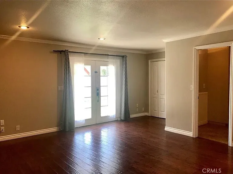 1049 Evergreen Ct — Photo 7