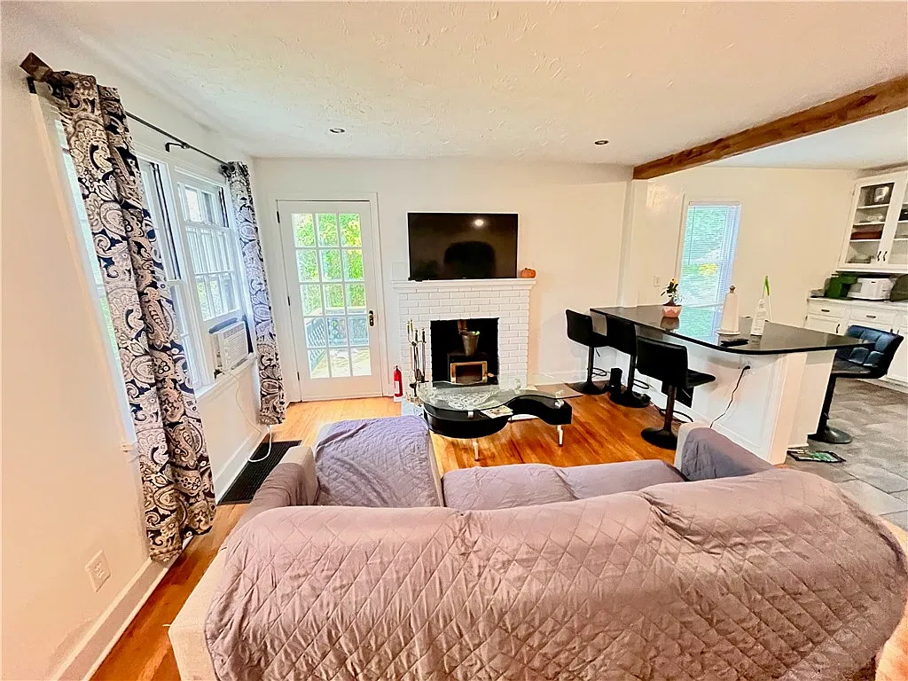 3 bed, 1.0 bath, 744 sqft, $1,950 — Photo 3