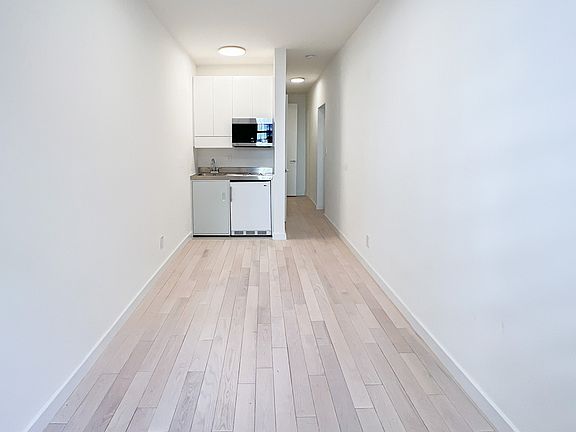 2nd image of 206 W 21st St APT A10