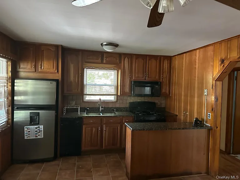 11 Richards Ave — Photo 4
