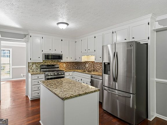 3rd image of 3331 Channing Ct