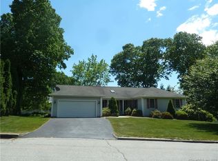 60 Cove View Rd, New London, CT 06320