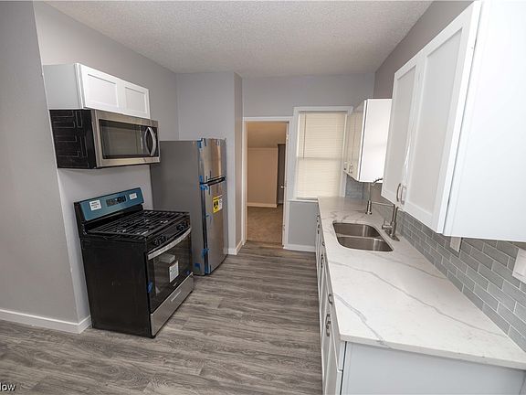 4th image of 3216 Poe Ave