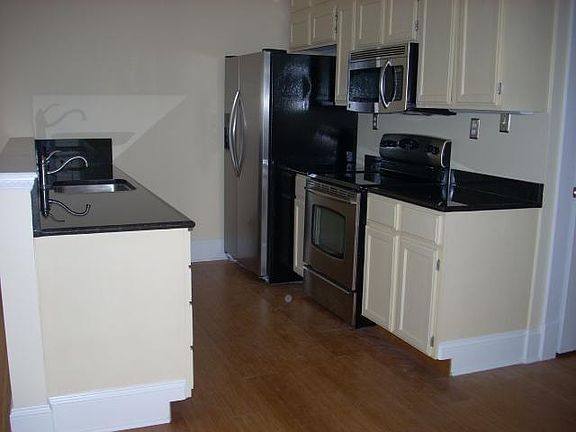 4th image of 1140 E Woodlawn Ave
