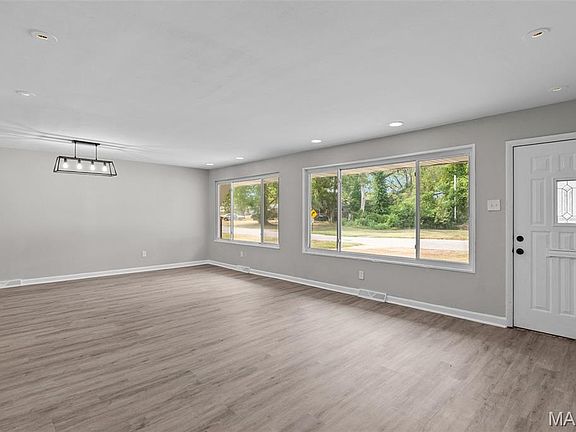 5th image of 9712 Cambria Dr