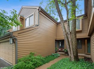 863 Shoreline Rd, Barrington, IL 60010