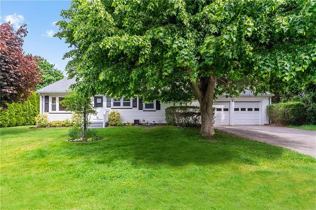 5 bed, 2.5 bath, 1860 sqft, $4,500 — Photo 1
