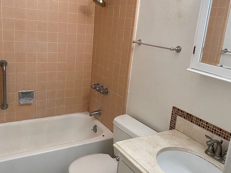 Juana Ave-475 — Photo 7