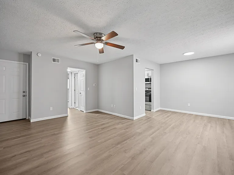 Virginia Creek Apartments — Photo 13
