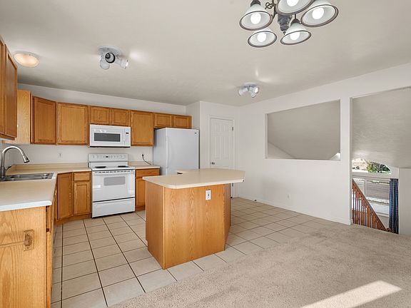 3rd image of 1292 N Cedarwood Rd