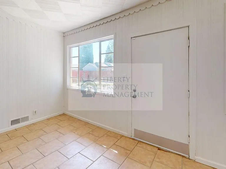1725 W F St — Photo 4