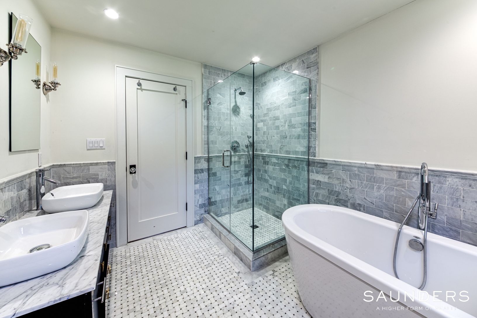  SEECOND FLOOR PRIMARY  EN SUITE BATHROOM