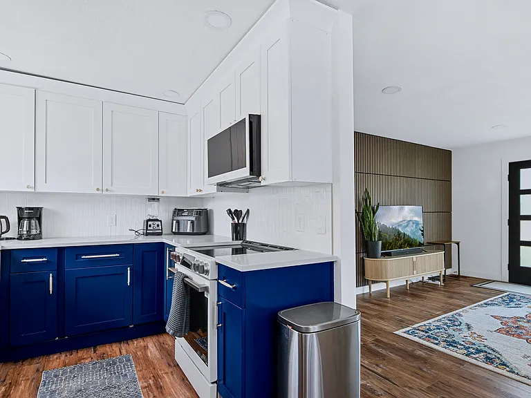 1309 W Melrose St — Photo 8