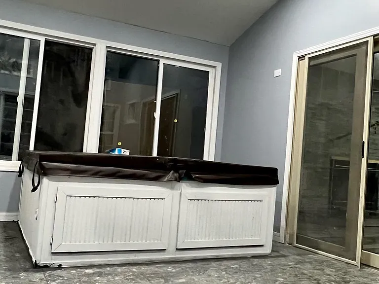 SUNROOM WITH HOT TOP