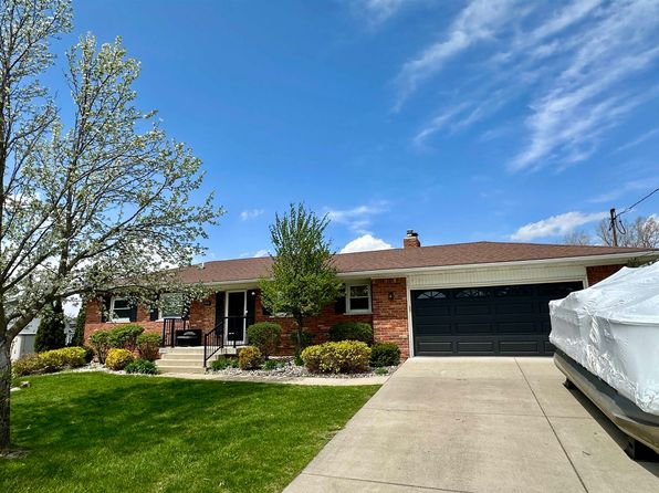 2490 Golden Shores Ct, Fenton, MI 48430
