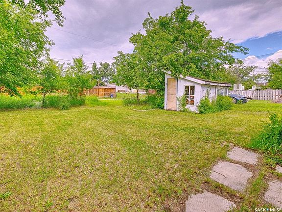 4th image of 205 6th AVENUE W