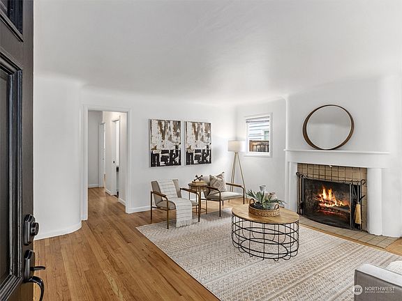 Hardwoods and fresh interior paint throuhgout the top floor!>