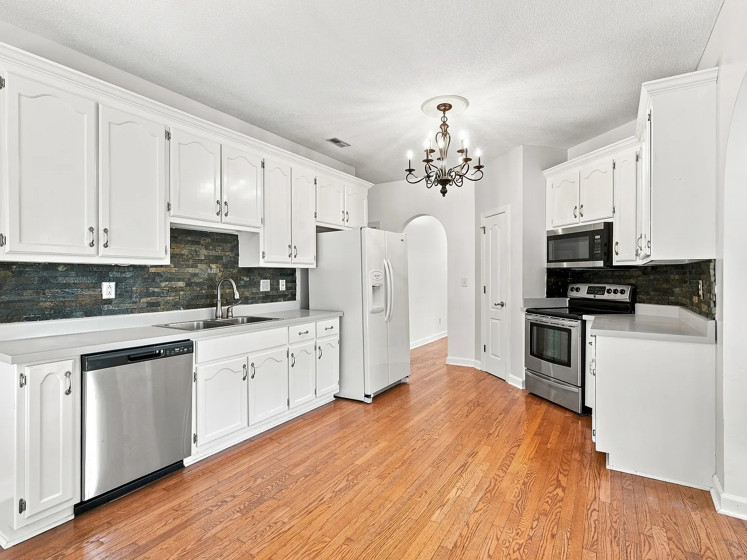3 bed, 1800 sqft, $1,850 — Photo 2
