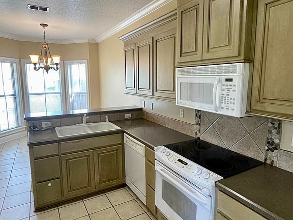 4th image of 15400 Meadow Brook Ct