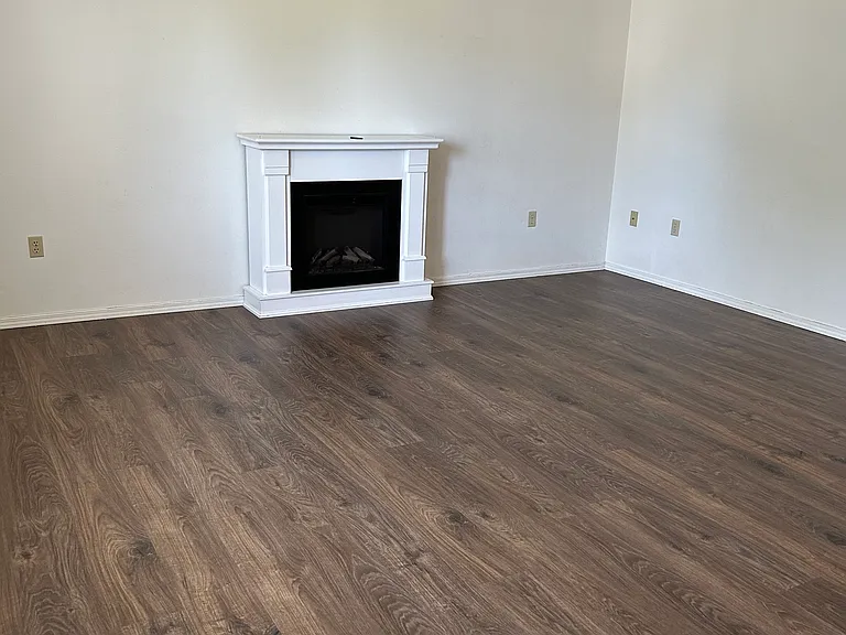 654 E Maple Pl — Photo 4