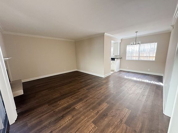 4th image of 14945 Moorpark St #104