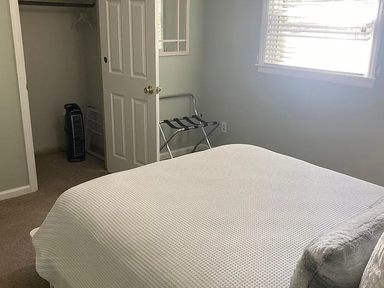 1830 Queens Way — Photo 32