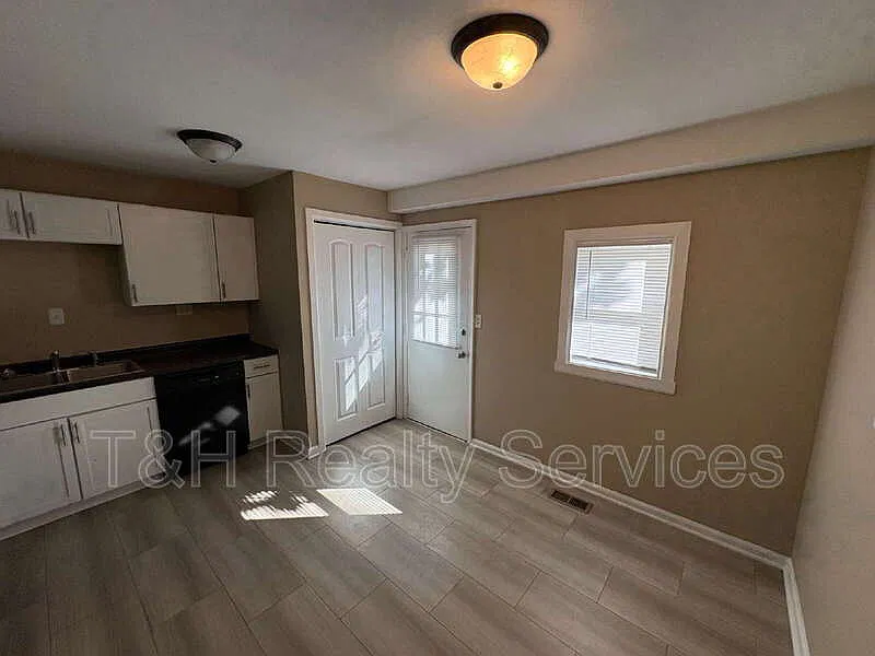 3 bed, 1.0 bath, 1039 sqft, $1,350 — Photo 4