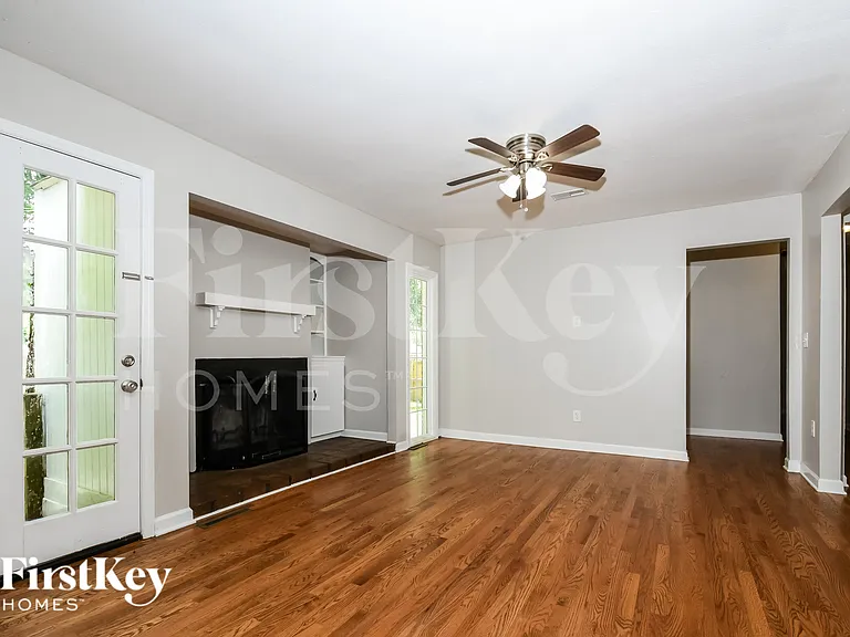 2080 Bishop Dr — Photo 6