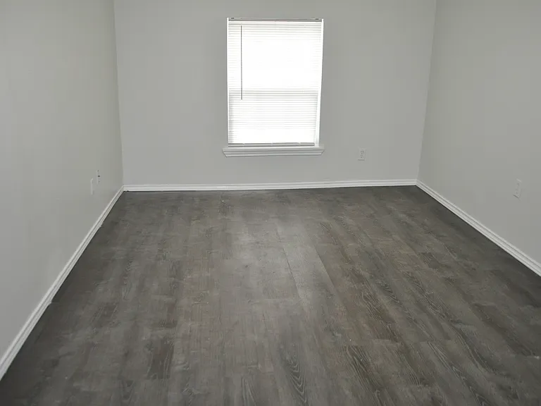 108 Hilltop Dr — Photo 2