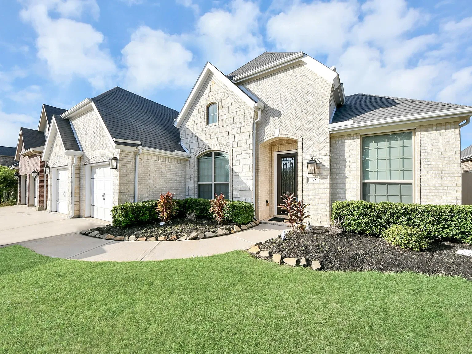 4 bed, 2.0 bath, 2324 sqft, $2,650 — Photo 1