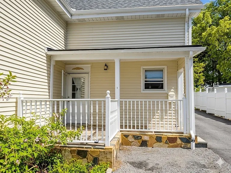 1084 Chestnut St #1 — Photo 13