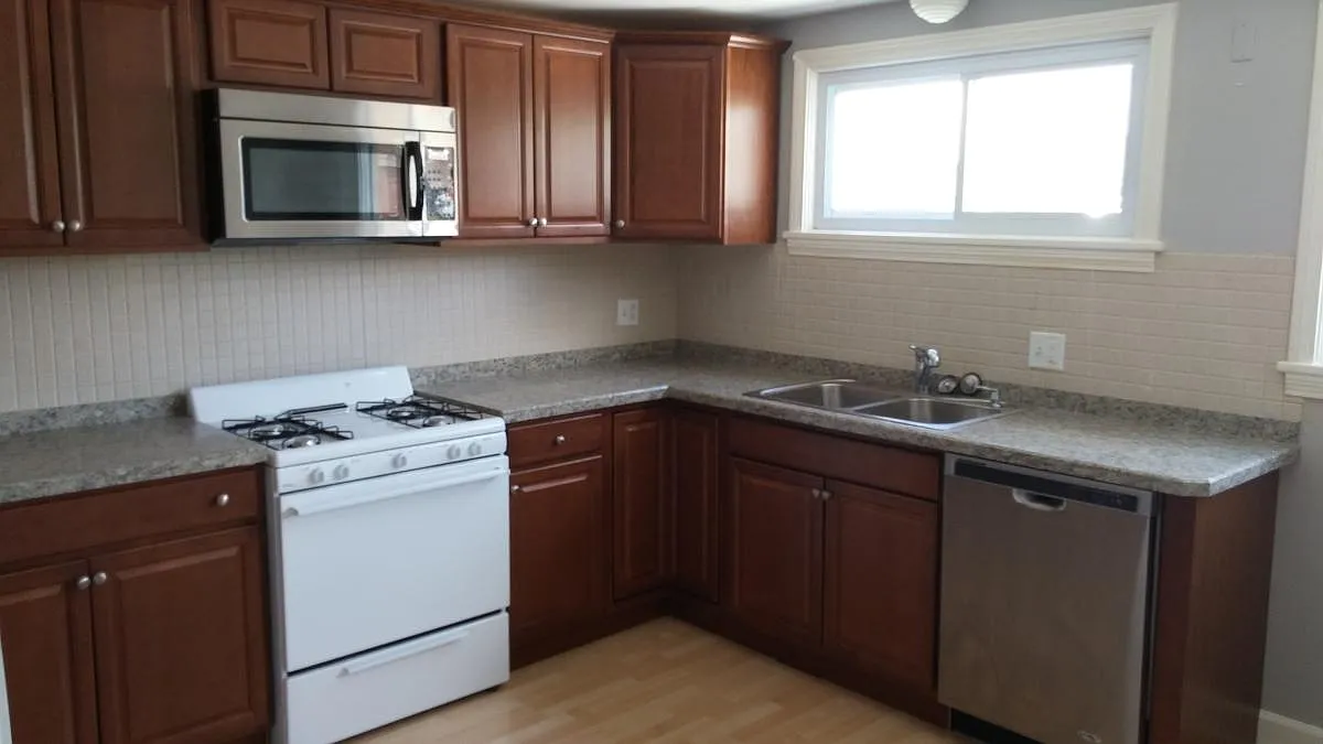 3 bed, 1100 sqft, $1,800 — Photo 1