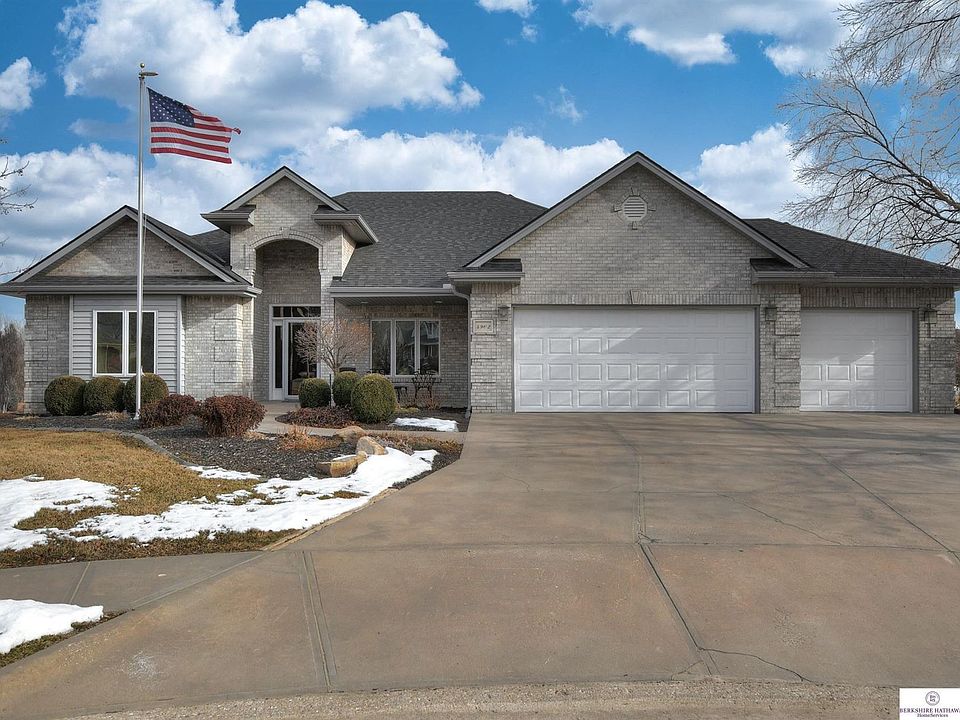 1st image of 4902 Shoreline Cir